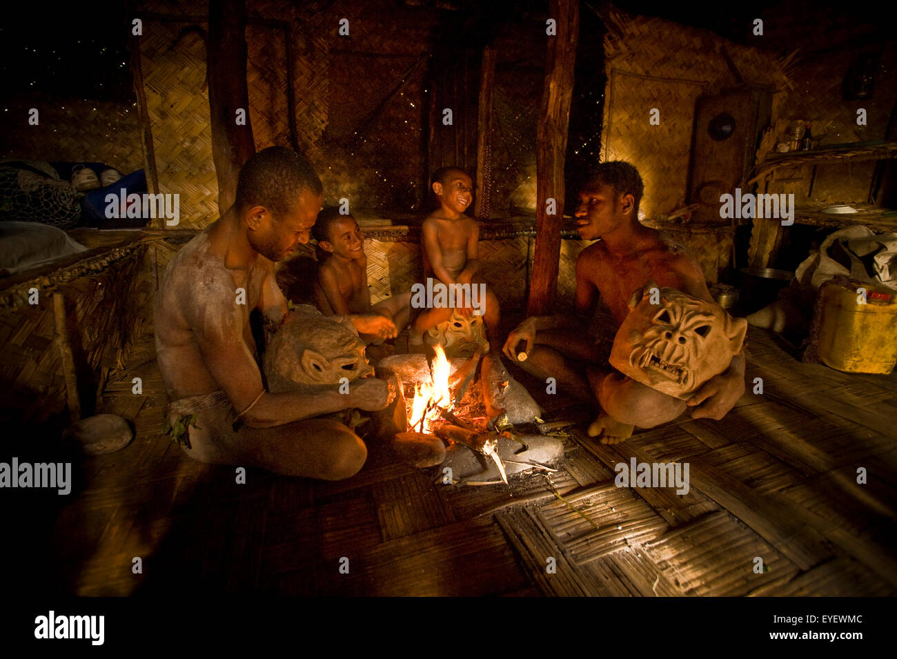 Mudmen Goroka réunis autour d'une cheminée ; Goroka, Eastern Highlands, Papouasie Nouvelle Guinée Banque D'Images