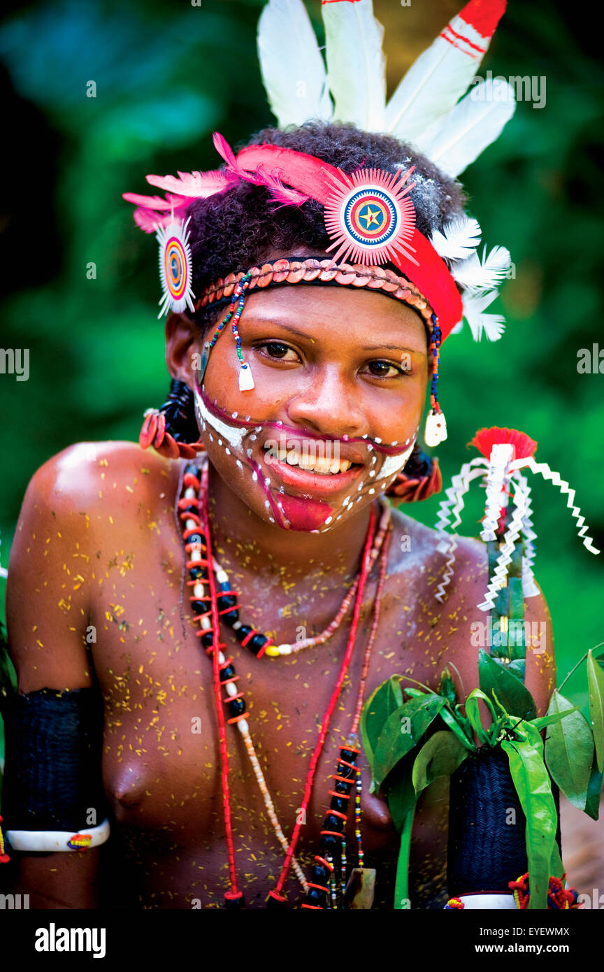 L'île Trobriand femme en costume traditionnel ; îles Trobriand, Papouasie Nouvelle Guinée Banque D'Images