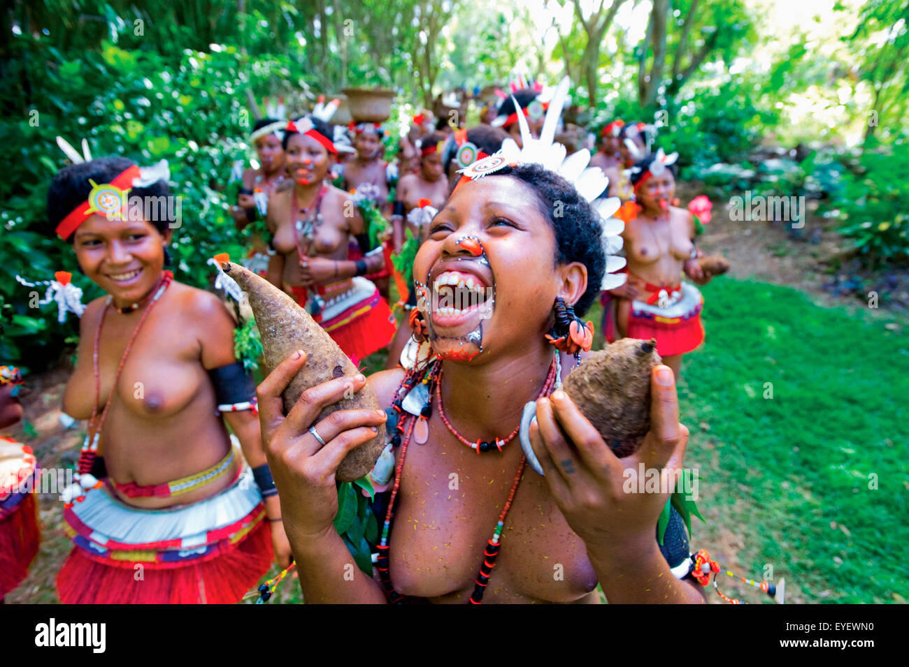 L'île Trobriand, femmes en costume traditionnel portant l'igname ; îles Trobriand, Papouasie Nouvelle Guinée Banque D'Images
