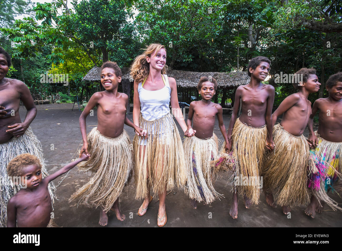 Danses touristiques avec de jeunes filles à Yakel Village ; l'île de Tanna, Vanuatu Banque D'Images