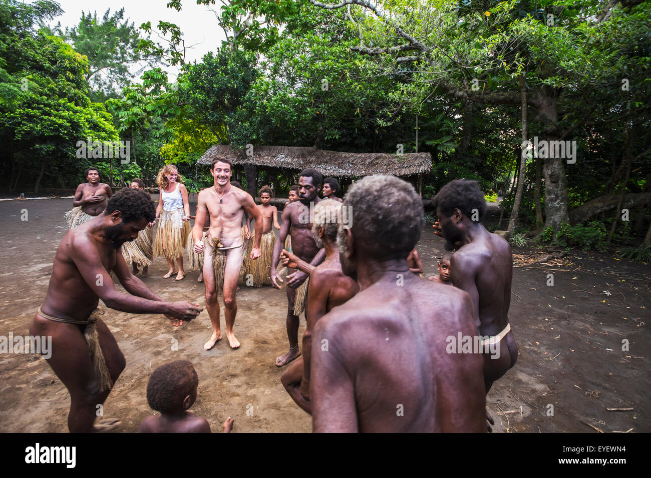 Danses touristiques avec des hommes à Yakel Village ; l'île de Tanna, Vanuatu Banque D'Images
