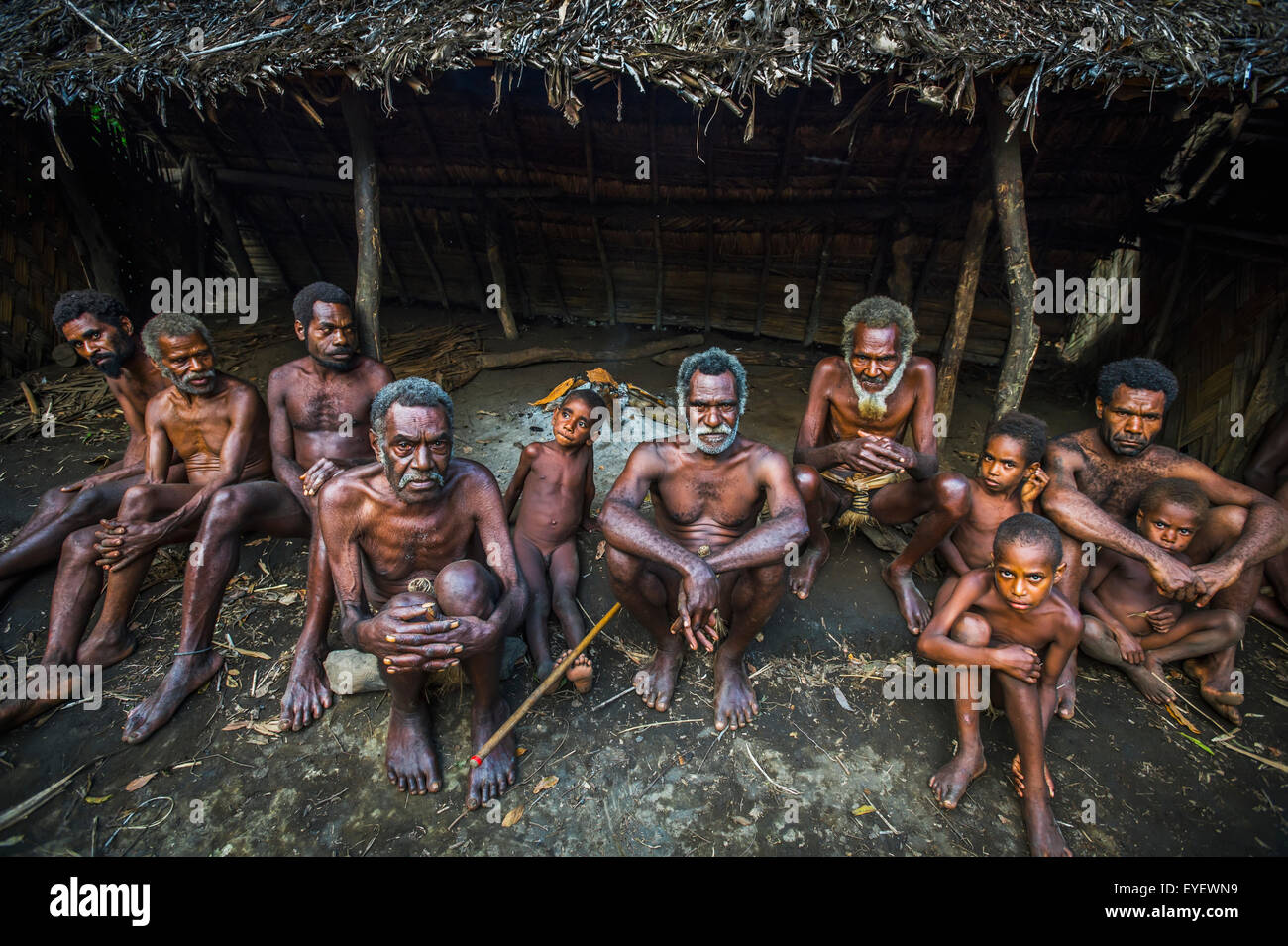 Les hommes se rassemblent à un nakamal à Yakel Village ; l'île de Tanna, Vanuatu Banque D'Images