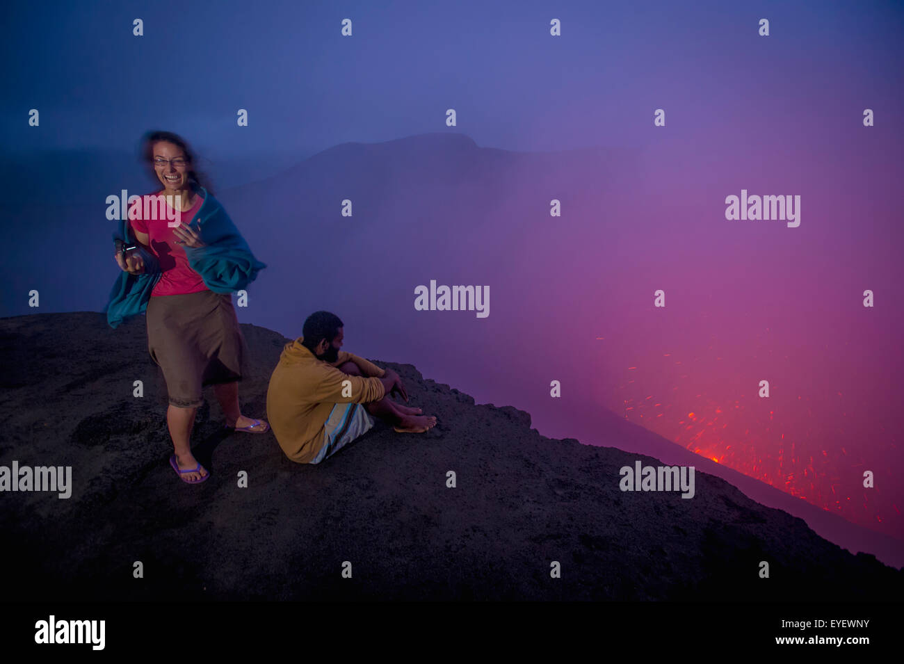 Tôt le matin sur le bord de Volcan Yasur ; l'île de Tanna, Vanuatu Banque D'Images