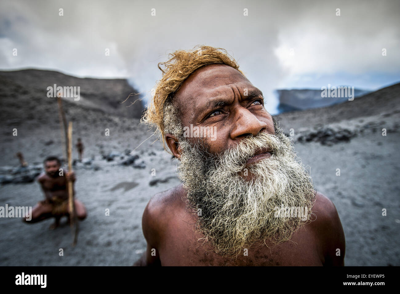 Un propriétaire terrien local debout au bord du volcan Yasur ; l'île de Tanna, Vanuatu Banque D'Images