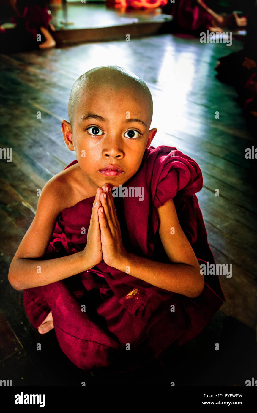 Jeune moine priaient à Myanmar, Myanmar Yangoon Monastère ; Banque D'Images