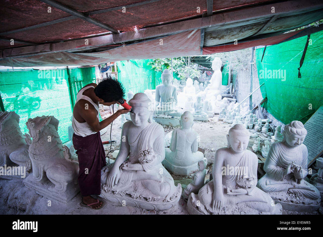 La sculpture de statues religieuses, Mandalay, Myanmar Banque D'Images