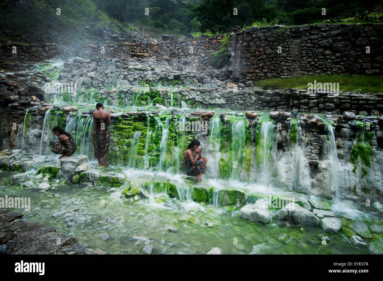 Baignade à Marobo femmes hot springs ; Timor-Leste Banque D'Images