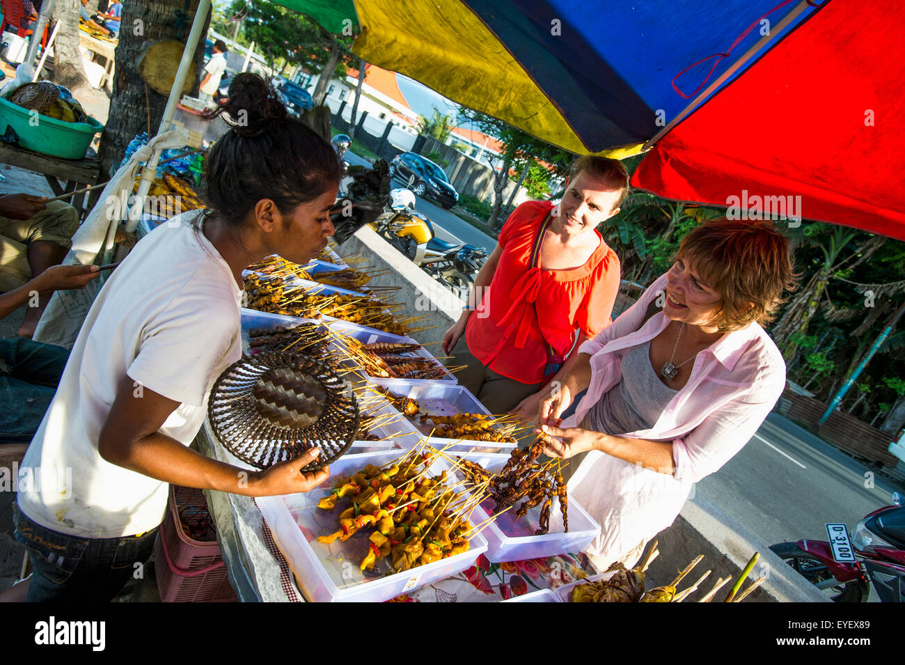 Les touristes à l'alimentation des stands de nourriture locale, Dili, Timor-Leste Banque D'Images