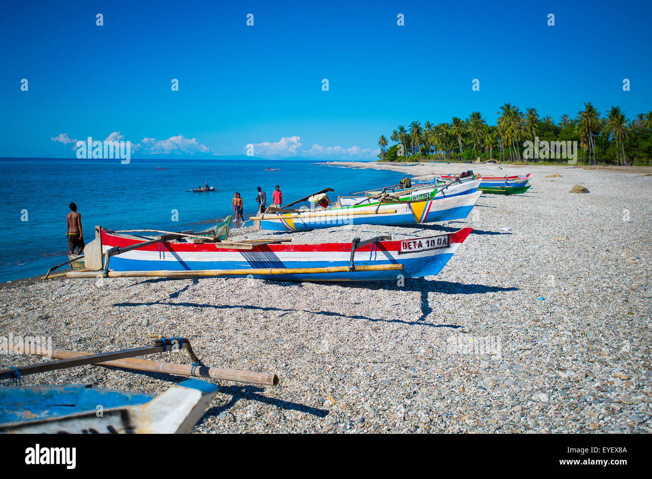 Bateaux colorés sur la plage ; Dili, Timor-Leste Banque D'Images