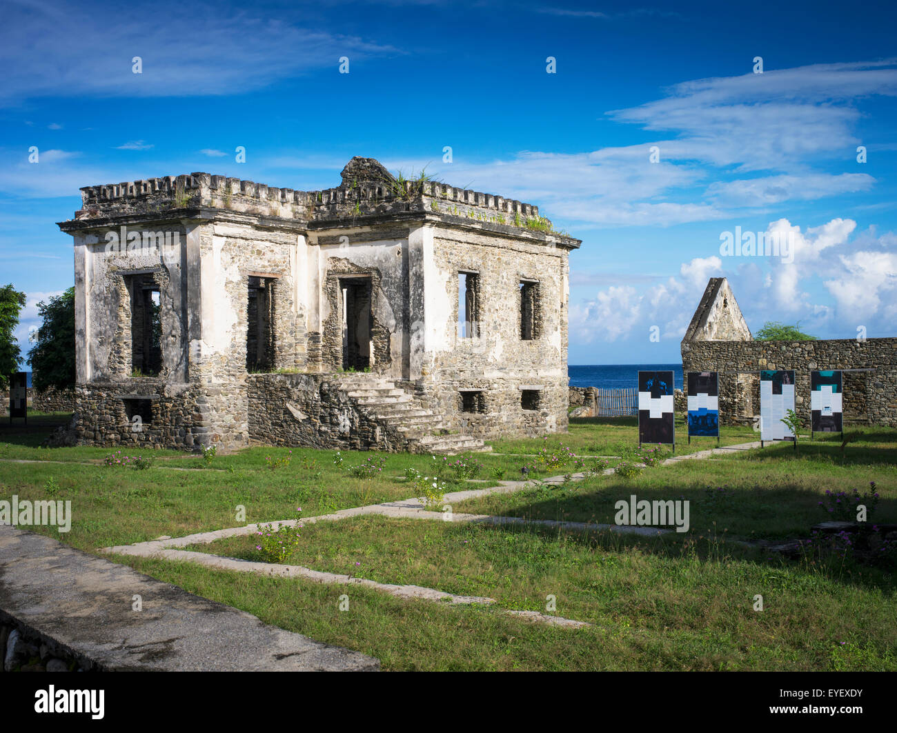 Les ruines d'Aipelo, une ancienne prison portugaise ; Timor-Leste Banque D'Images