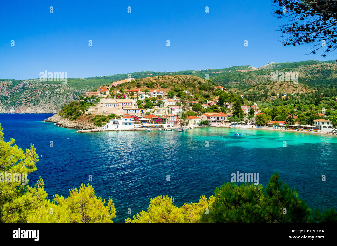 Assos sur l'île de Céphalonie en Grèce. Voir de magnifique baie d'Assos village, l'île de Céphalonie, Grèce Banque D'Images