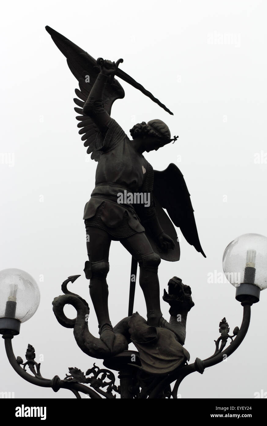 Statue en silhouette de l'Archange Michel terrassant Satan comme un dragon, St Michael's Bridge (Sint-Michielsbrug), Gand, Belgique. Banque D'Images
