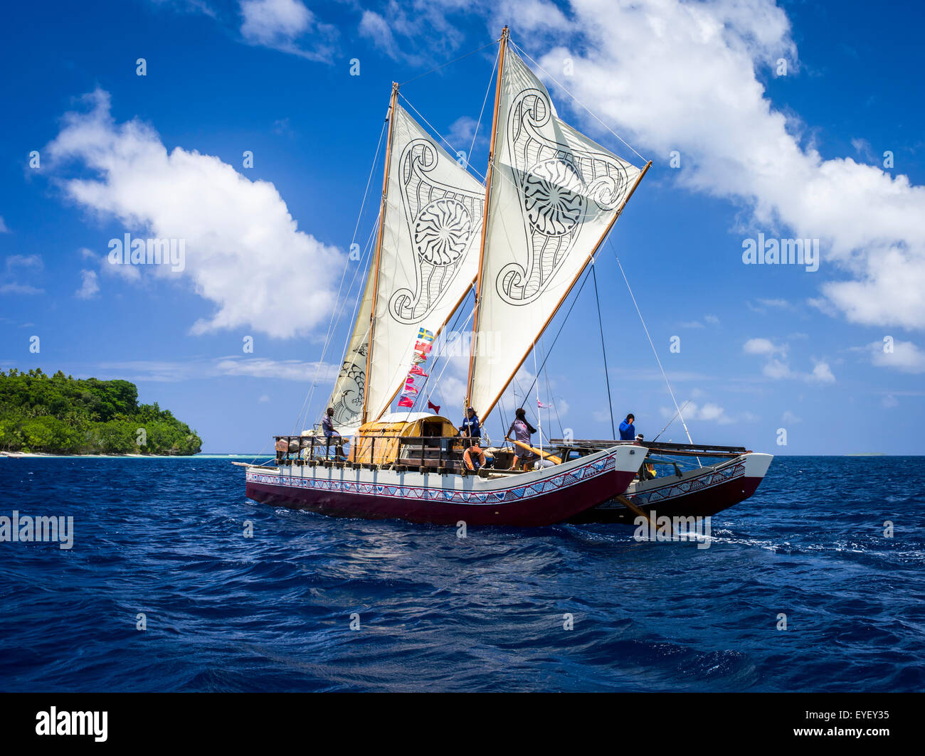 Un navire à voile Vaka (traditionnel) dans les eaux des Tonga Vavau, Îles Tonga ; Banque D'Images