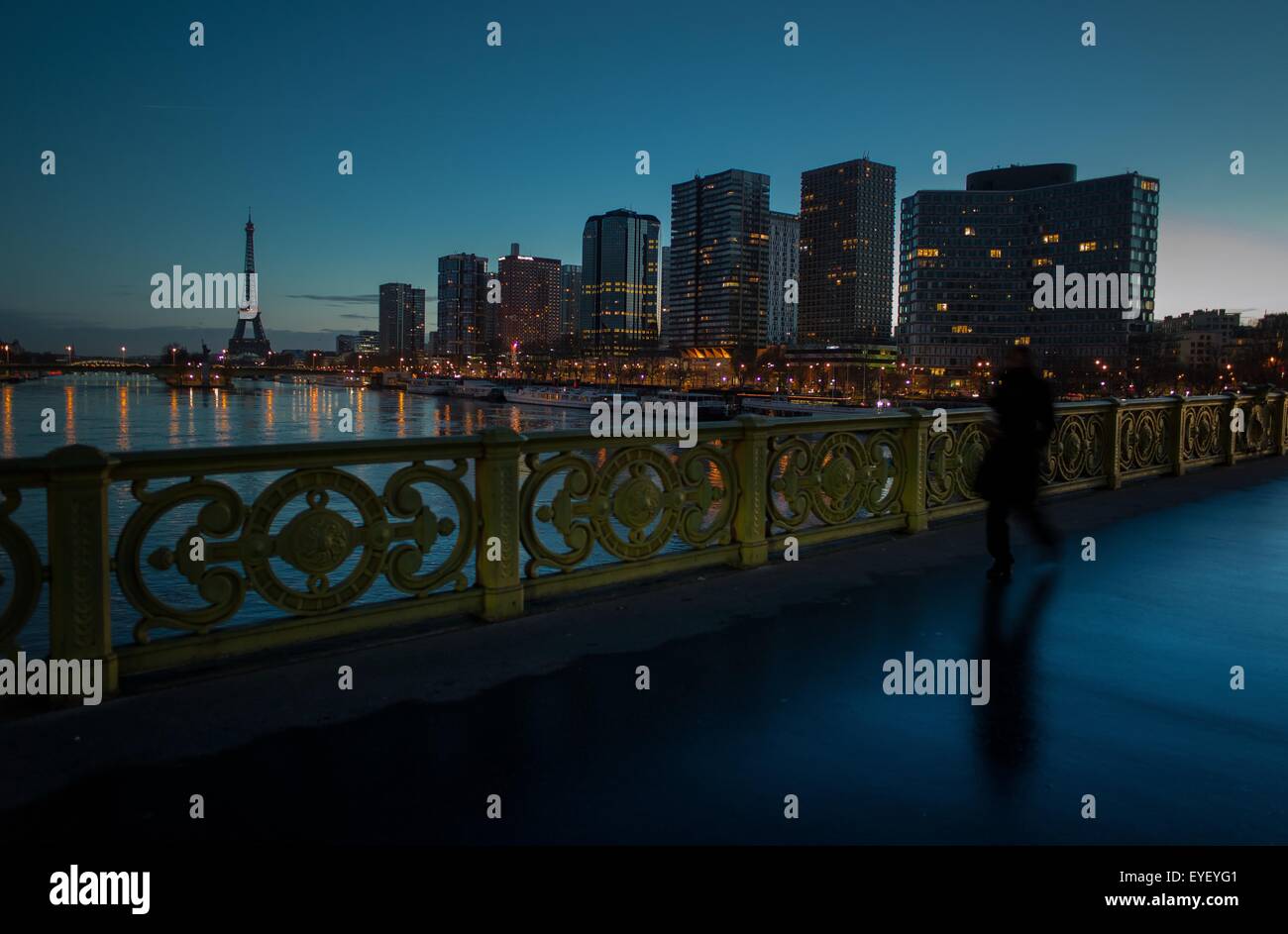 Le pont Mirabeau est un pont de Paris construit entre 1895 et 1897. Il a été classé comme monument historique le 29 avril 1975 02/01/2013 - Sylvain Leser Banque D'Images