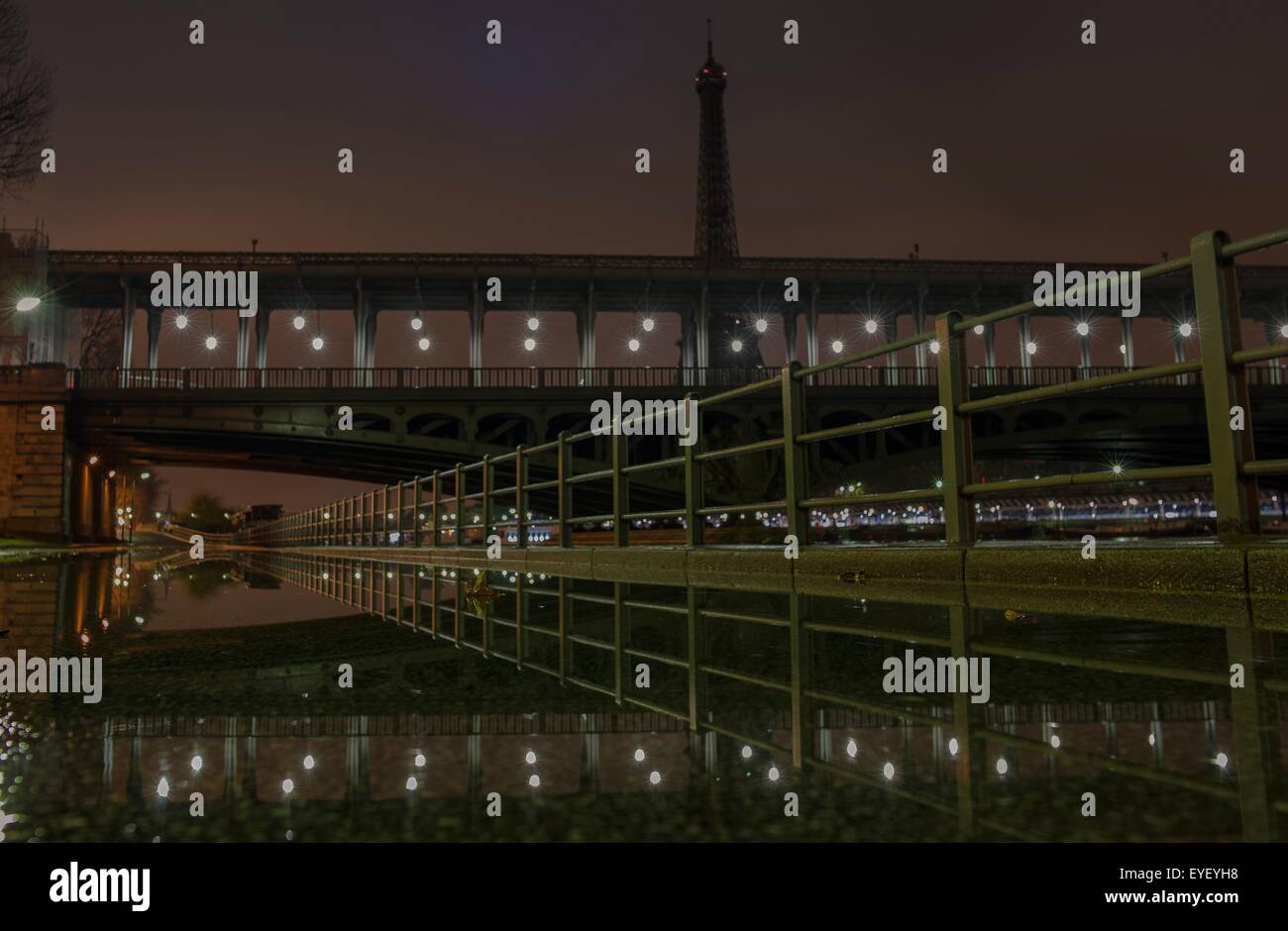 Les inondations de la Seine sur Riverside voies express et Pont de Bir-Hakeim avec la tour Eiffel la nuit 11/02/2013 - Sylvain Leser Banque D'Images Les inondations de la Seine sur Riverside voies express et Pont de Bir-Hakeim avec la tour Eiffel la nuit 11/02/2013 - Sylvain Leser Banque D'Images