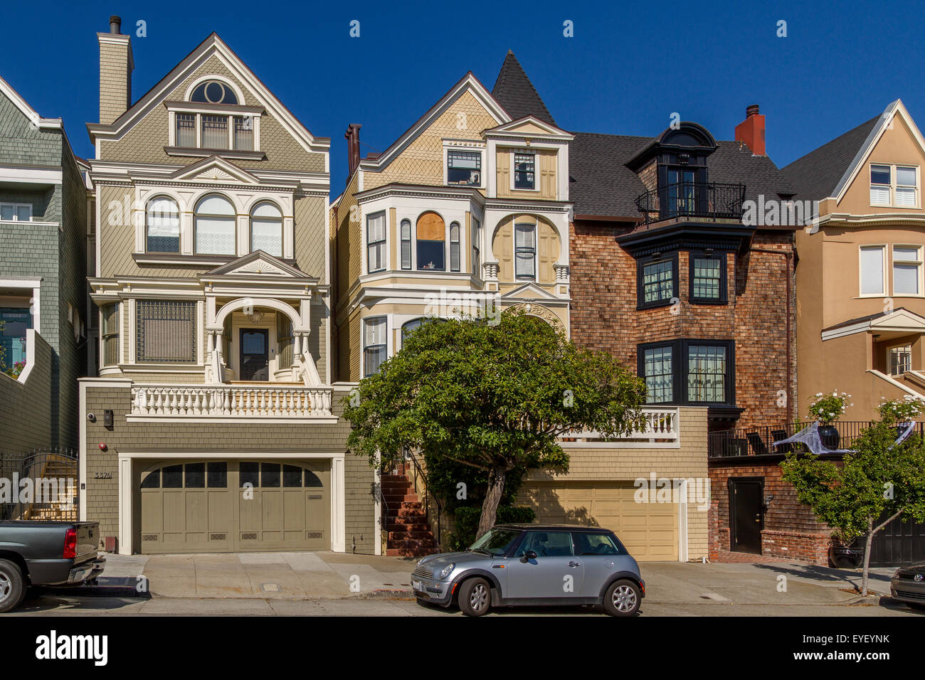 Grandes maisons, certaines avec des garages de stationnement sur Clay St dans la zone prospère Pacific Heights de San Francisco, Californie, États-Unis Banque D'Images