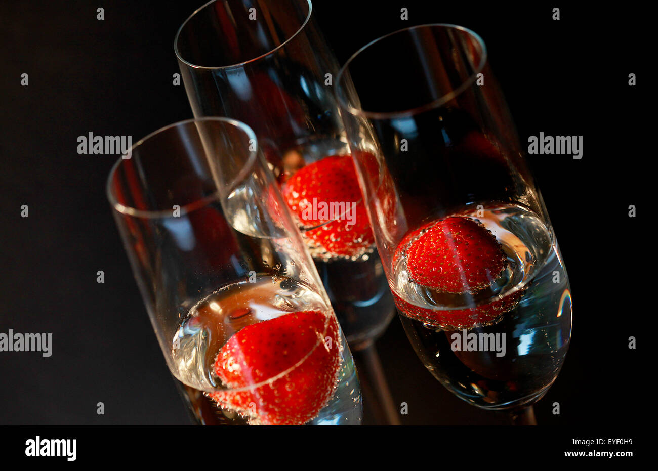 Trois verres de cocktails au champagne contre une toile de fond noir Banque D'Images