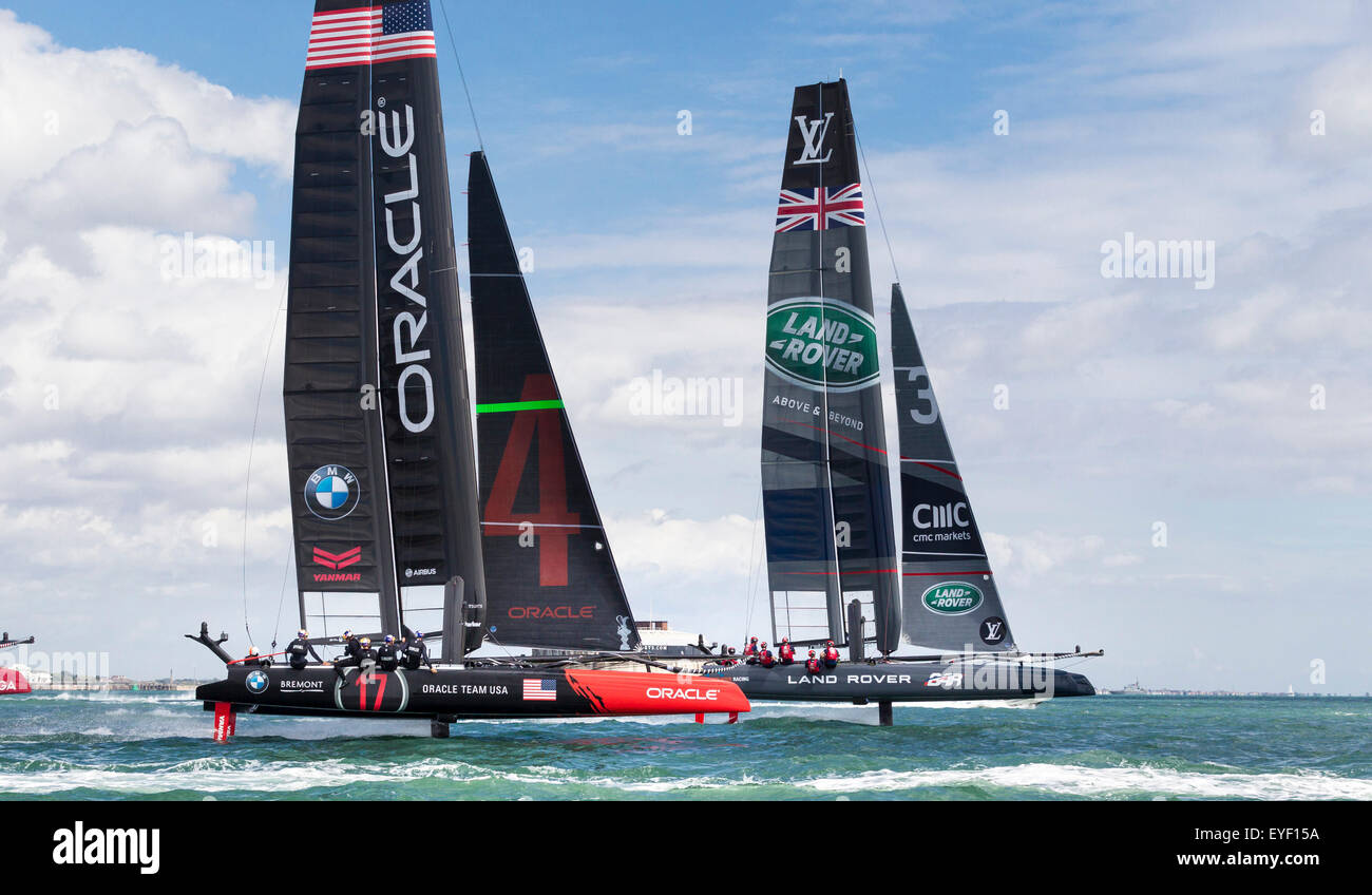 Sir Ben Ainslie's AC45 Land Rover catamaran bateau bar juste devant l'équipe d'Oracle USA au cours de la pratique de compétition au Portsmouth à th Banque D'Images