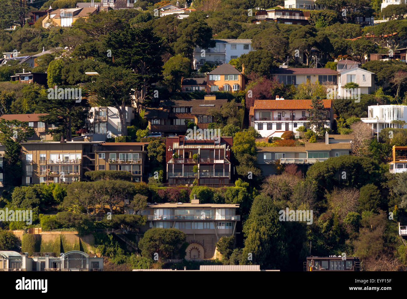 Maisons et appartements de luxe à flanc de colline à Sausalito, Californie, Etats-Unis Banque D'Images