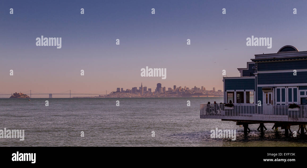 Restaurant Scomas à Sausalito, surplombant la baie de San Francisco avec le pont de la baie, l'île d'Alcatraz et San Francisco au loin, Sausalito, CA Banque D'Images