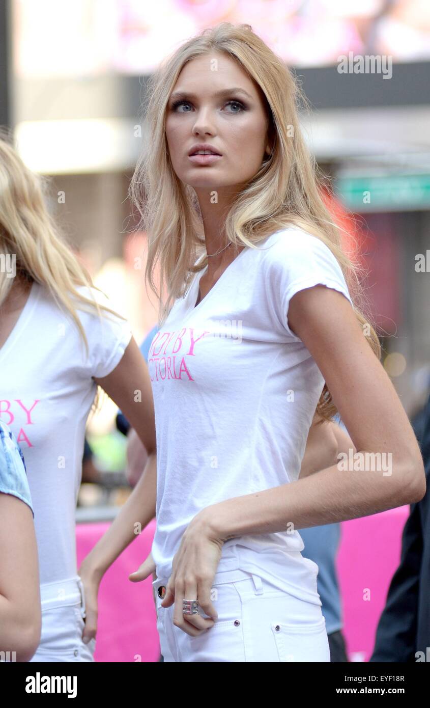 New York, NY, USA. 28 juillet, 2015. Romee Strijd lors de la conférence de presse de Victoria's Secret Organisme par Victoria, île de lancement de la campagne militaire, de Times Square, New York, NY 28 juillet 2015. Credit : Kristin Callahan/Everett Collection/Alamy Live News Banque D'Images