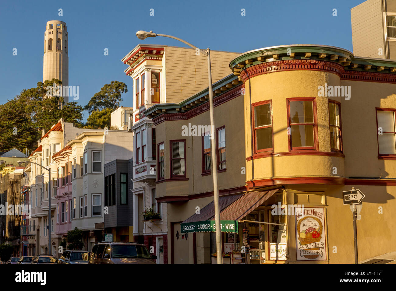 Architecture de North Beach avec Coit Tower en arrière-plan vu de Filbert St, une colline escarpée dans la région de North Beach, San Francisco, Californie Banque D'Images