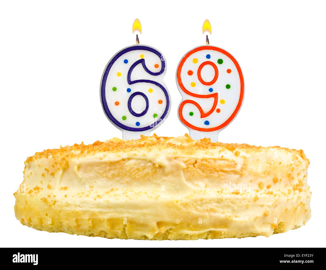 Gâteau d'anniversaire avec des bougies nombre soixante neuf isolé sur fond blanc Banque D'Images