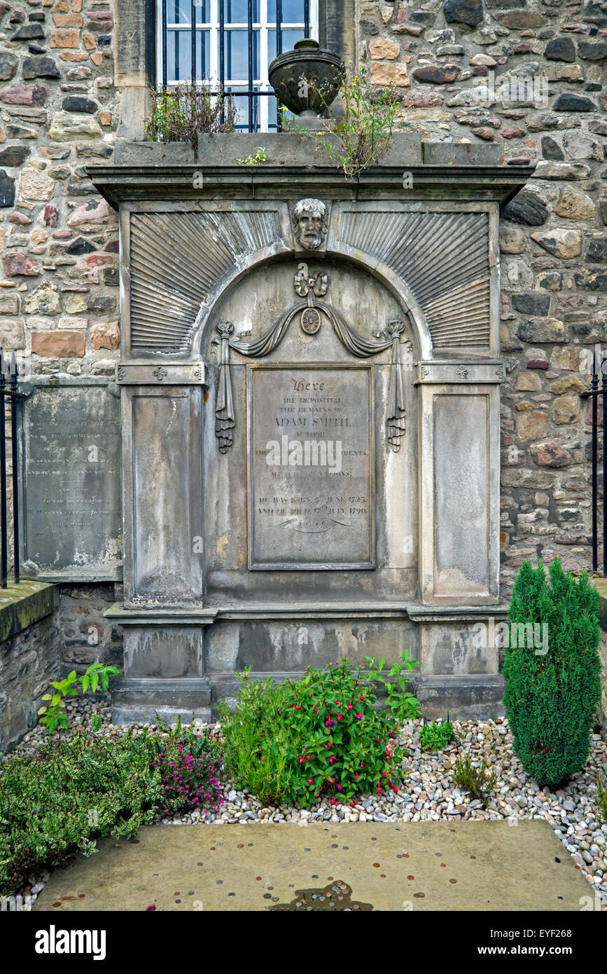 La tombe d'Adam Smith (1723-1790), philosophe et économiste écossais, dans la Canongate Kirkyard à Édimbourg. Banque D'Images