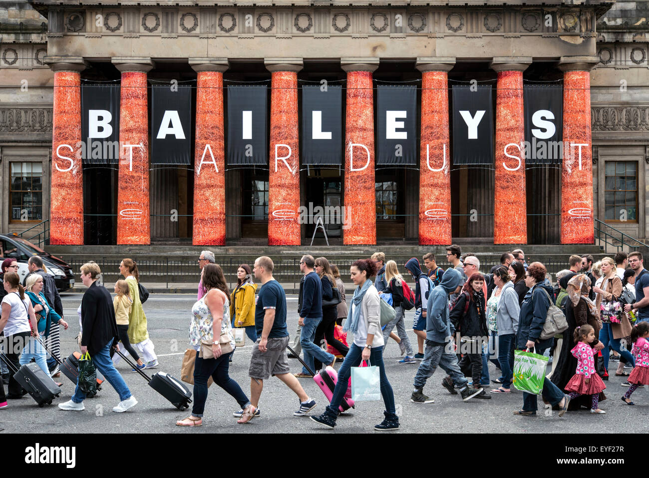 Les piétons traversent la rue Princes Street en face de la Royal Scottish Academy qui accueille une exposition de David Bailey. Banque D'Images