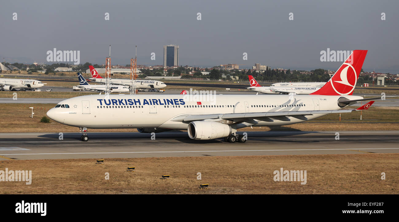 ISTANBUL, TURQUIE - Juillet 09, 2015 : Turkish Airlines Airbus A330-343 (CN 1298) décolle de l'aéroport Ataturk d'Istanbul. Ta est le Banque D'Images