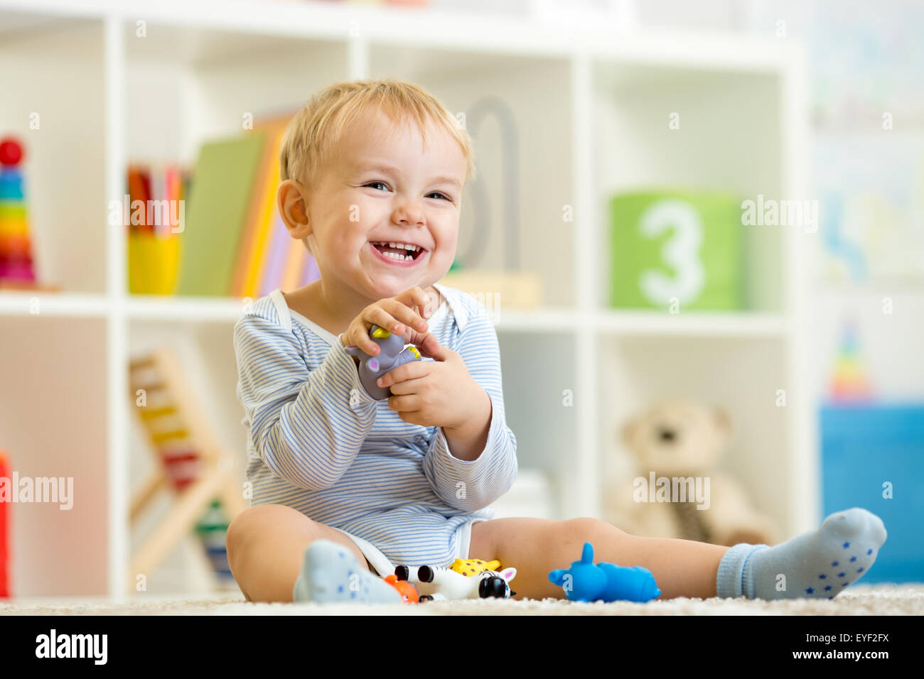 Petit enfant joue avec des jouets animaux Banque D'Images
