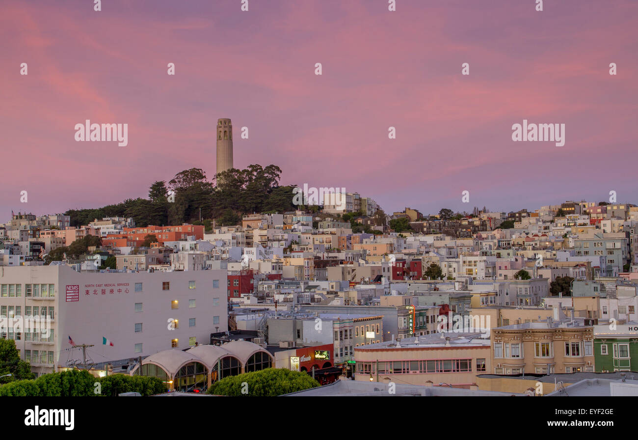 La Coit Tower et de Telegraph Hill au crépuscule d'un Chinatown de San Francisco, sur le toit Banque D'Images