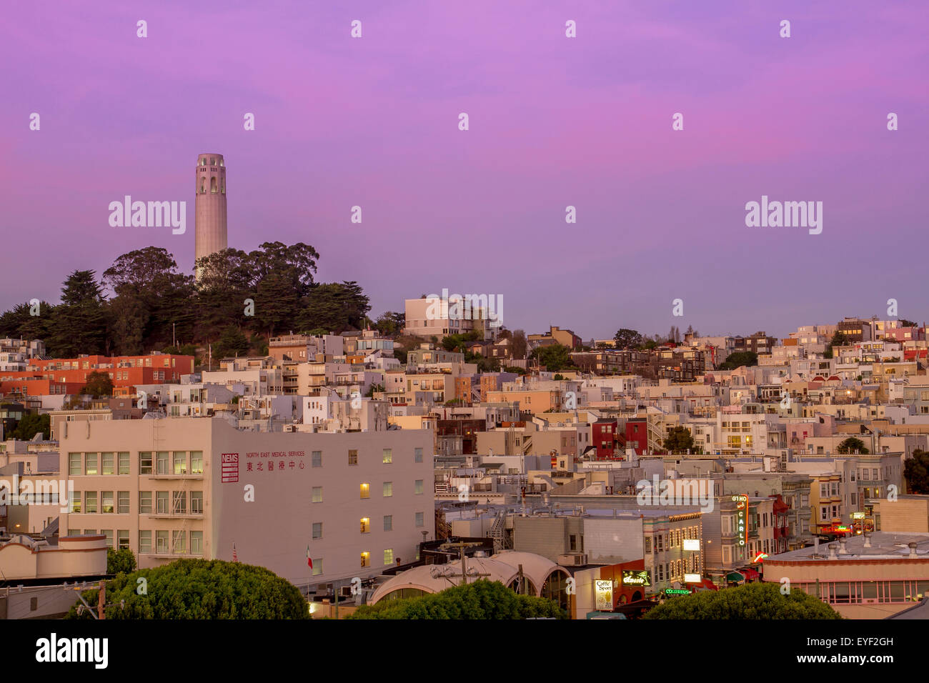 La Coit Tower et de Telegraph Hill au crépuscule d'un Chinatown de San Francisco, sur le toit Banque D'Images