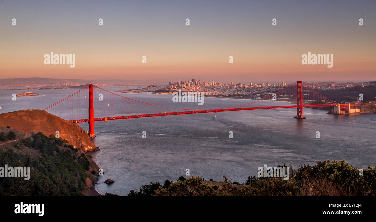 Golden Gate Bridge at Dusk de haut dans le Marin Headlands Banque D'Images
