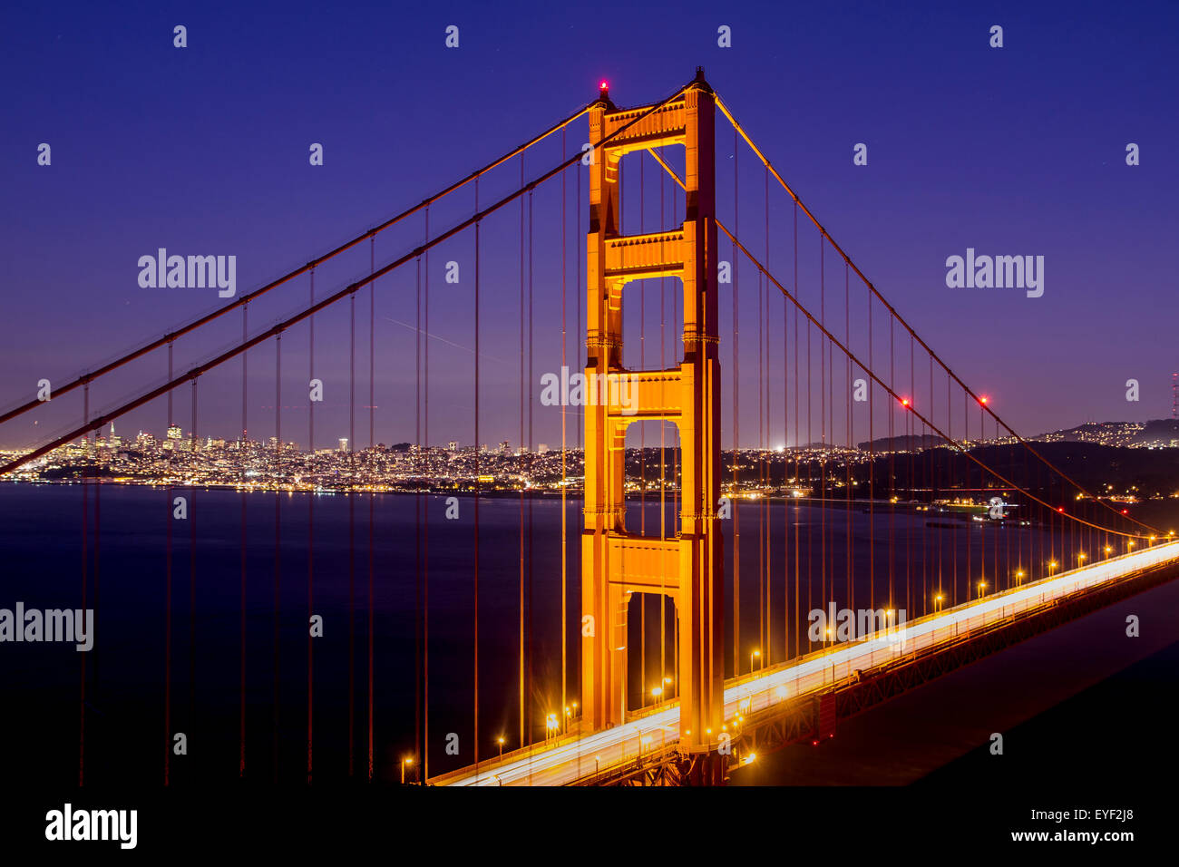 Le Golden Gate Bridge at night du Marin Headlands, San Francisco, Californie Banque D'Images