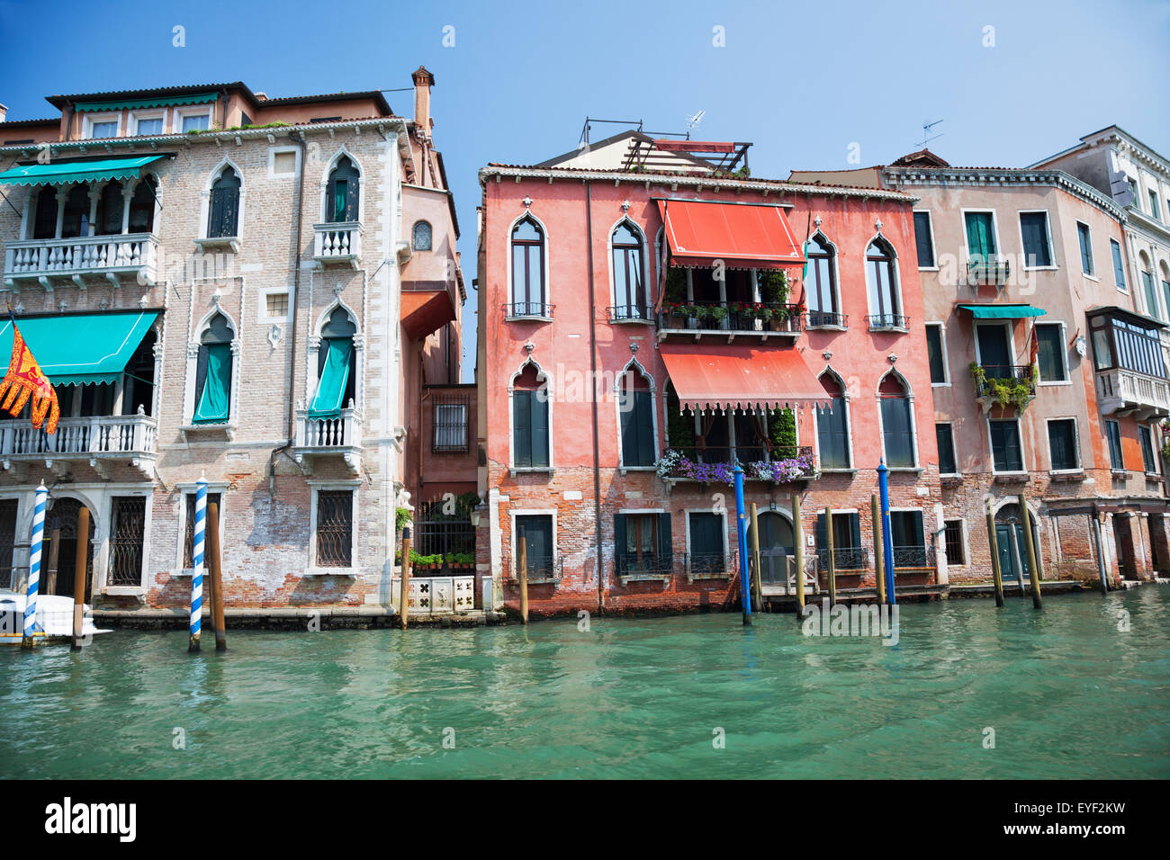 Des bâtiments rustiques colorés ; le long du Grand Canal, Venise, Italie Banque D'Images