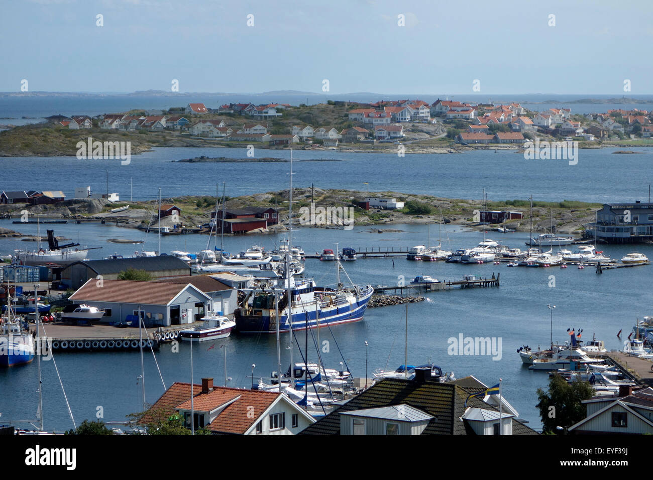 La Suède, Bohuslan, Hönö island, port de pêche et Klåva Fotö island en arrière-plan Banque D'Images