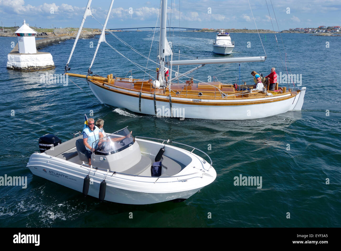 La Suède, Bohuslan, île Hönö, occupé le trafic de bateaux à l'entrée dans Klåva port. Fotö island bridge tout au fond Banque D'Images