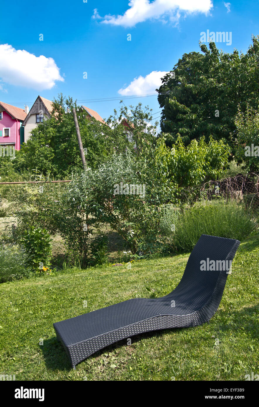 Chaise longue dans le jardin Banque D'Images