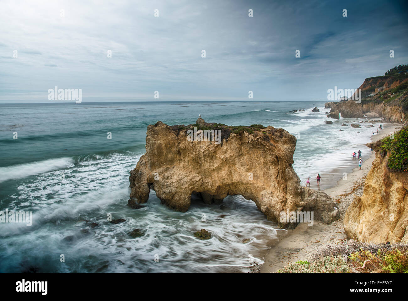 La lumière dynamique sur un monolithe de Malibu Banque D'Images