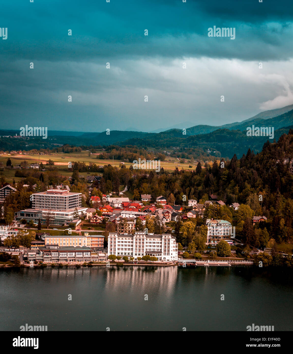 Vue panoramique de Bled sur falaise avec hautes Alpes sur fond de paysage, autour du lac de Bled et à proximité de la ville avec l'église catholique Banque D'Images