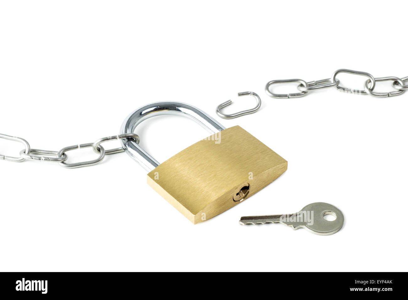 Broken chaîne en métal, cadenas fermé montrant keyhole et une touche, isolé sur fond blanc Banque D'Images