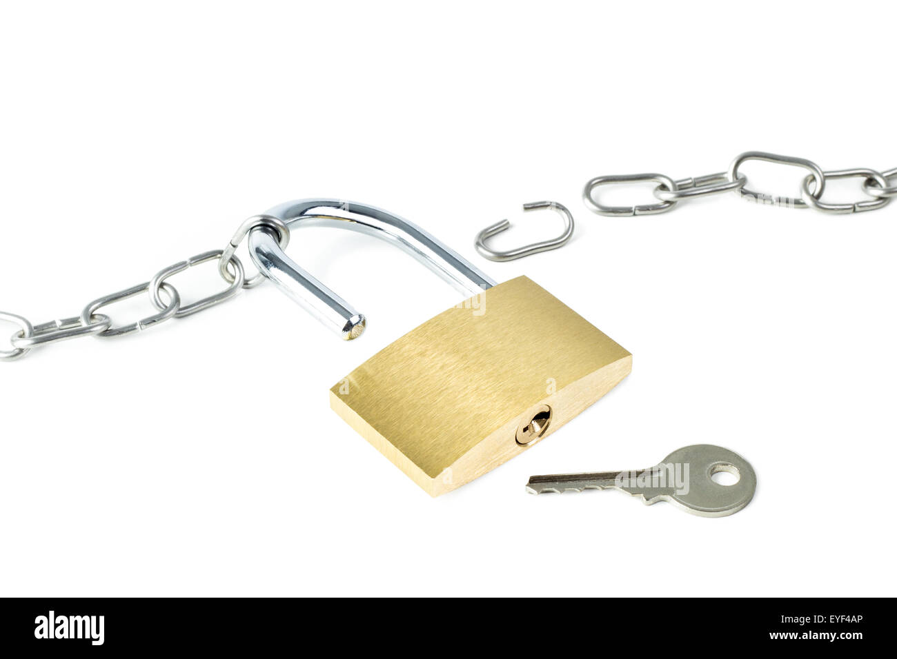 Chaîne en métal, cassée cadenas déverrouillé montrant keyhole et une touche, isolé sur fond blanc Banque D'Images