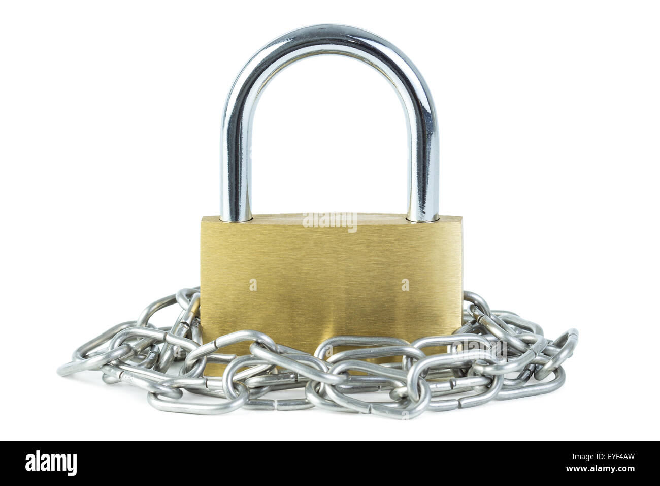 Chaîne de métal autour d'un cadenas fermé, isolé sur fond blanc Banque D'Images