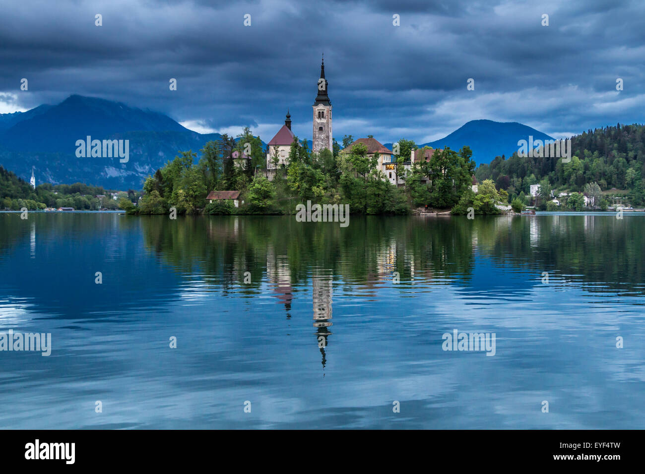 Vue panoramique de Bled sur falaise avec hautes Alpes sur fond de paysage, autour du lac de Bled et à proximité de la ville avec l'église catholique Banque D'Images