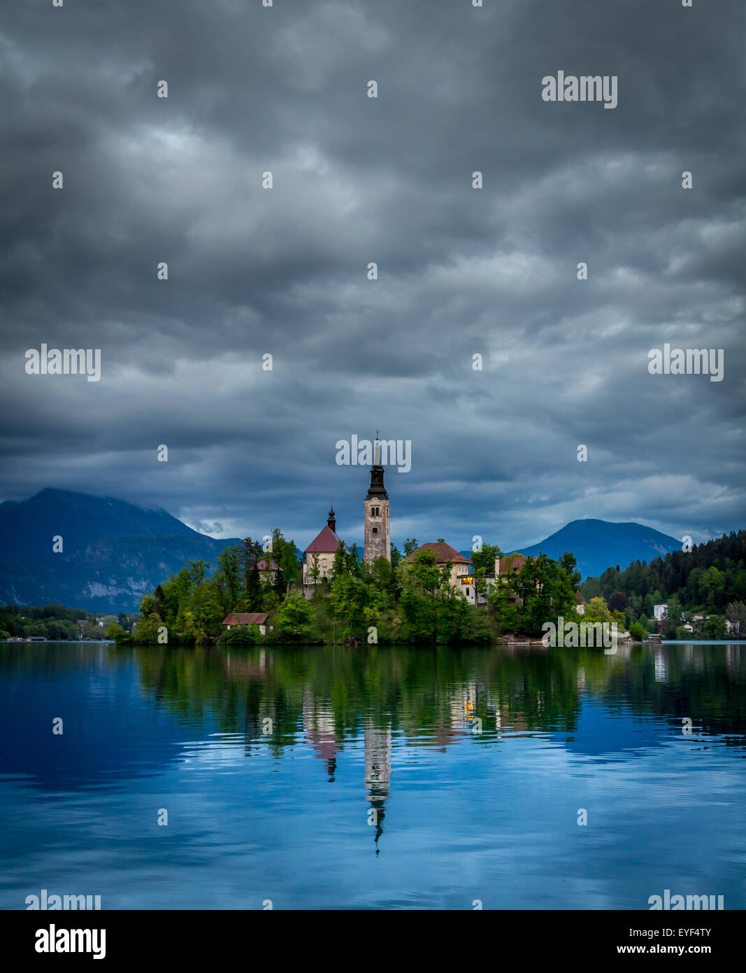 Vue panoramique de Bled sur falaise avec hautes Alpes sur fond de paysage, autour du lac de Bled et à proximité de la ville avec l'église catholique Banque D'Images