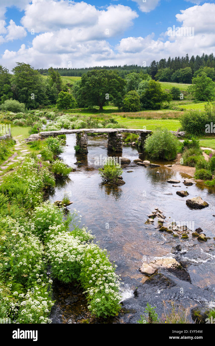 Historique Le pont battant sur l'Est de la rivière Dart à Postbridge, Dartmoor, dans le Devon, England, UK Banque D'Images
