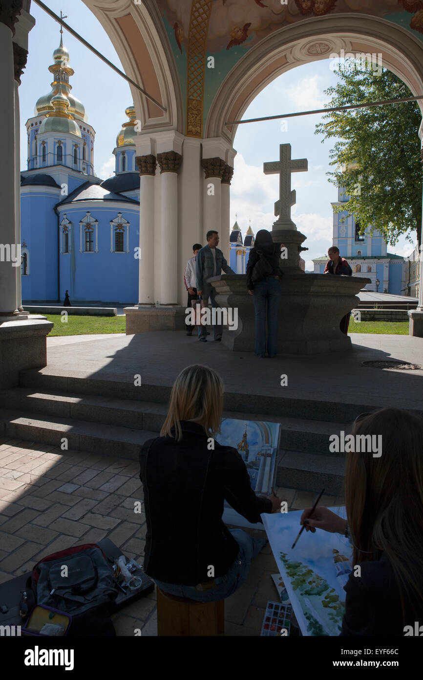 La classe d'art sur le terrain de St Michael's ; le Monastère de Kiev, Ukraine Banque D'Images