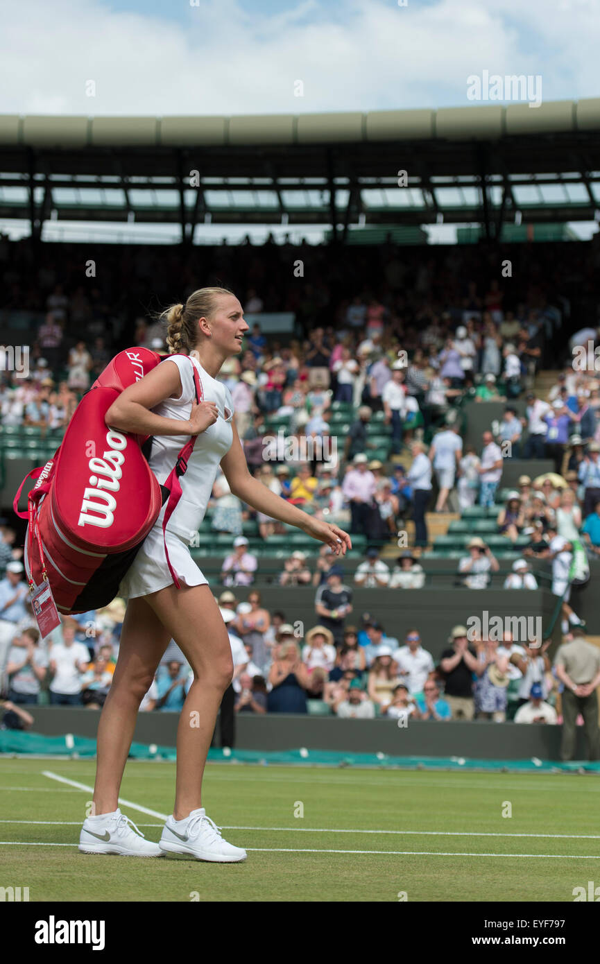 02.07.2015. Le Wimbledon Tennis Championships 2015 tenue à l'All England Lawn Tennis et croquet Club, Londres, Angleterre, Royaume-Uni. Petra KVITOVA (SUI) [2] v Kurumi Mara (JPN) sur No1 Cour. Banque D'Images