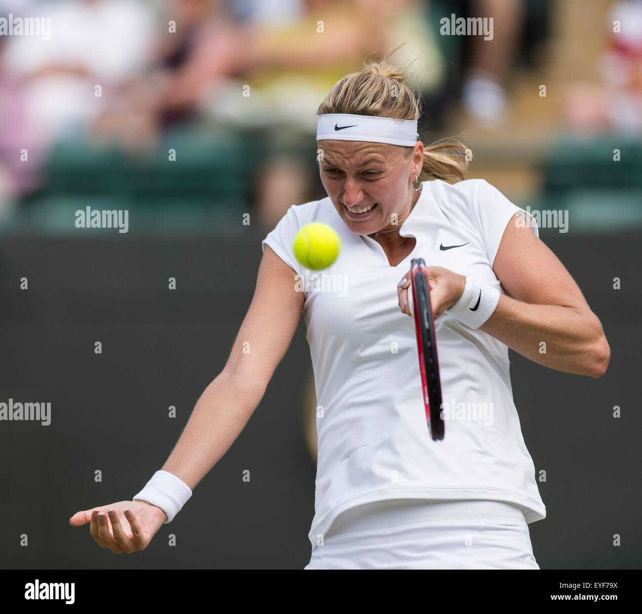 02.07.2015. Le Wimbledon Tennis Championships 2015 tenue à l'All England Lawn Tennis et croquet Club, Londres, Angleterre, Royaume-Uni. Petra KVITOVA (SUI) [2] v Kurumi Mara (JPN) sur No1 Cour. Banque D'Images